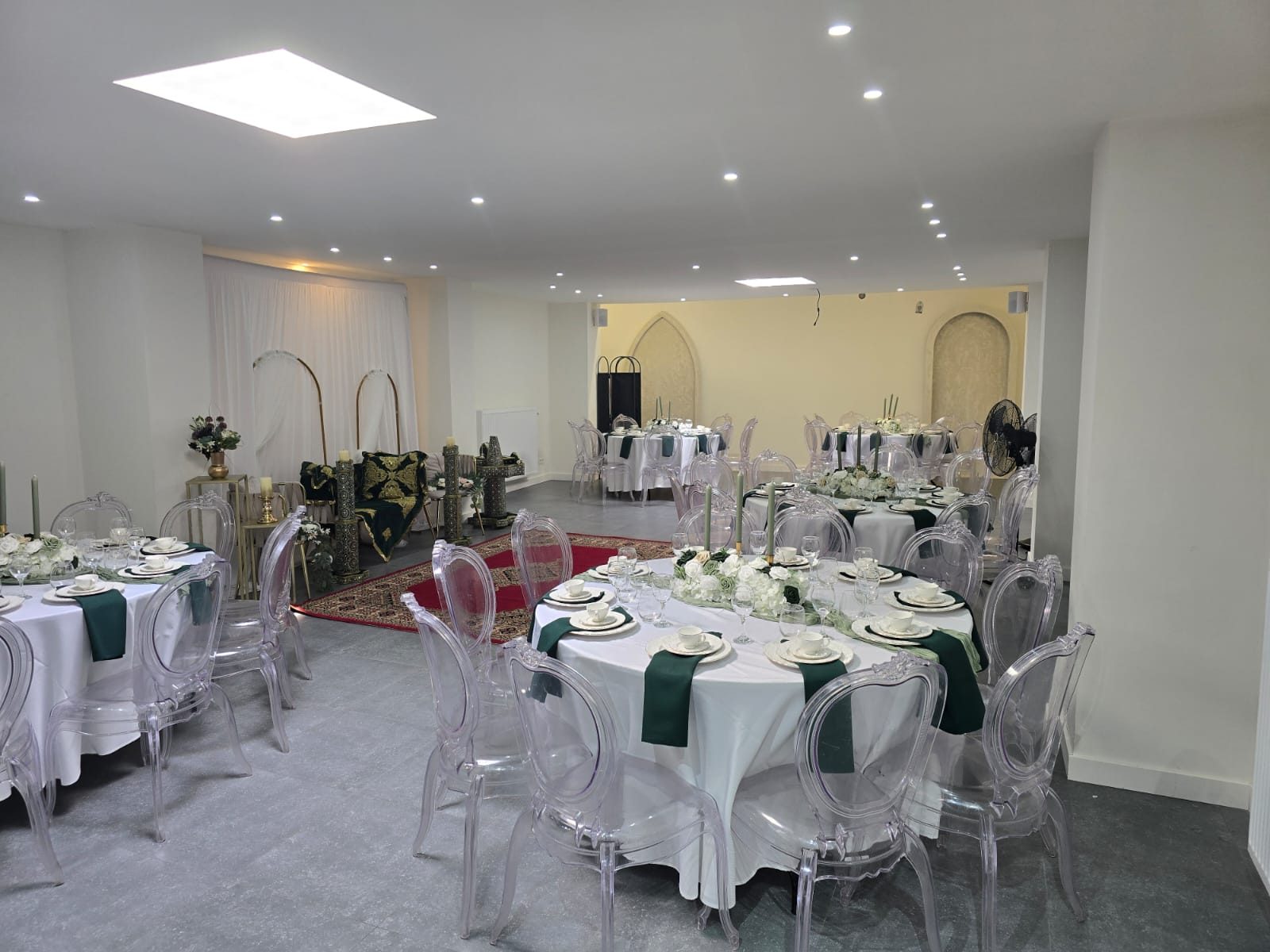 Salle de réception Al Mihrab décorée pour un mariage à Molenbeek — tables rondes et chaises transparentes