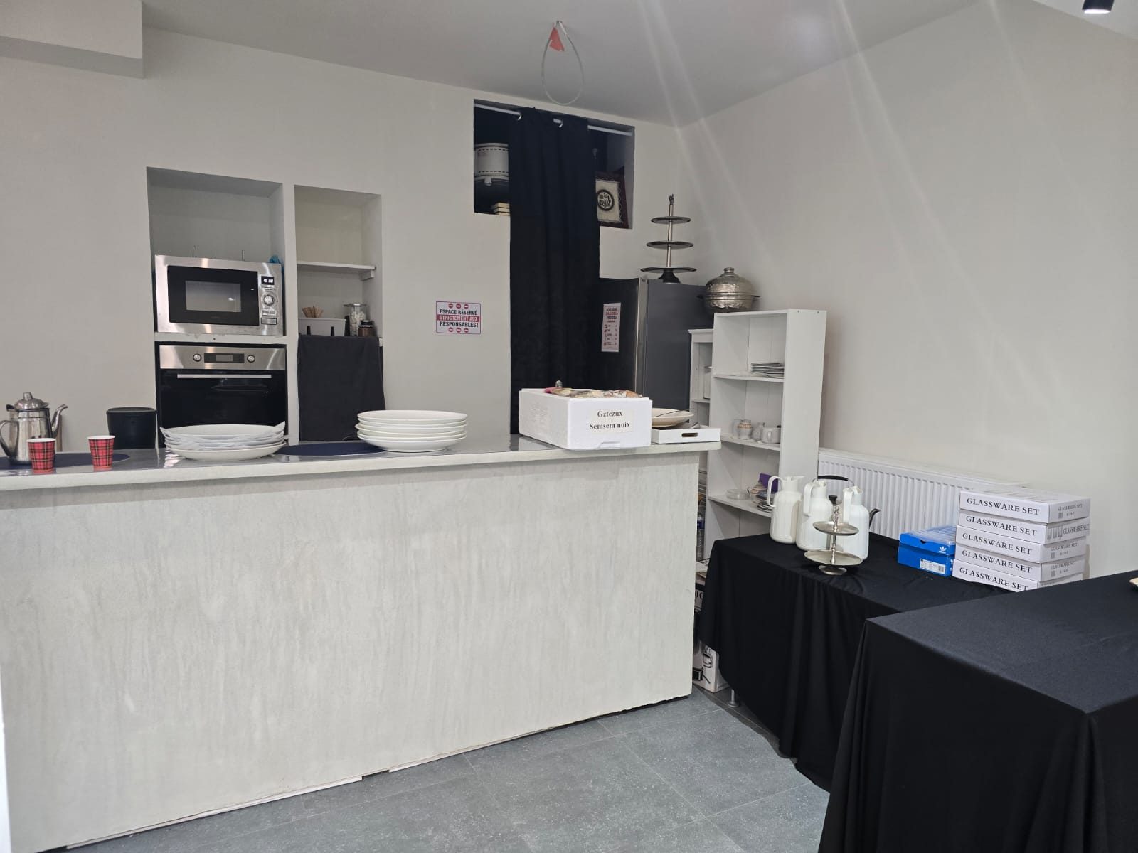 Espace cuisine de la salle Al Mihrab — fours, réchaud et matériel pour le service des plats