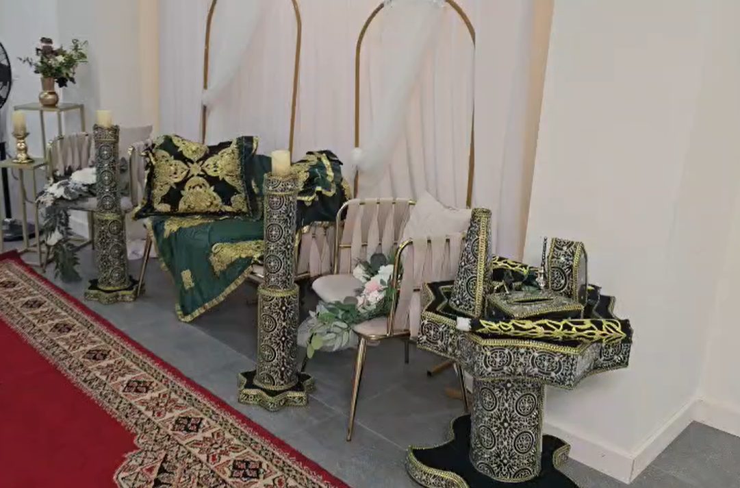Espace d'honneur décoré pour cérémonie de mariage ou de henné dans la salle Al Mihrab